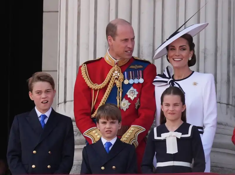 Kate Middleton y el príncipe Guillermo junto a sus tres hijos