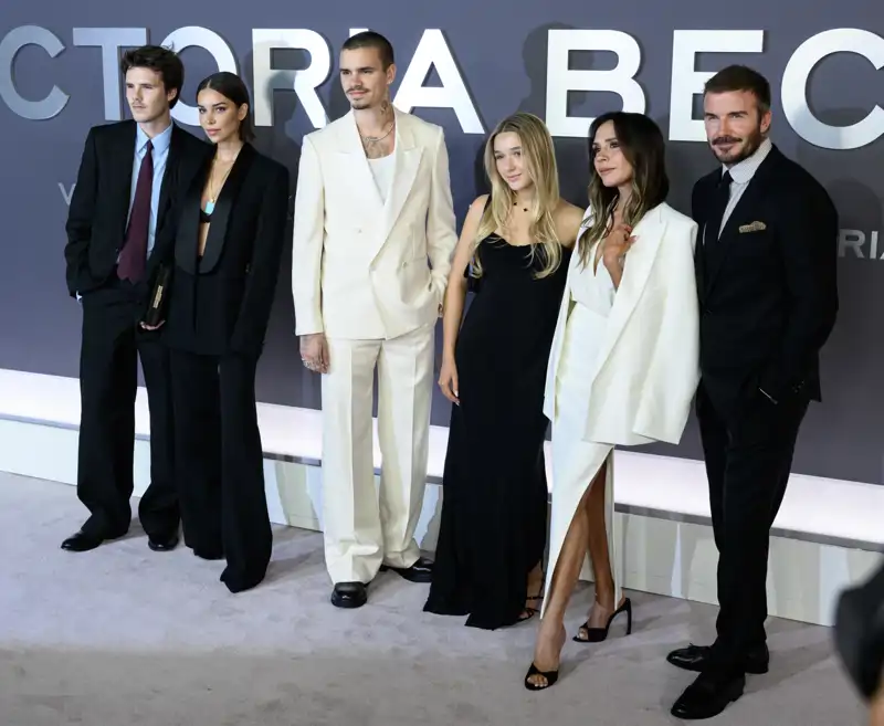 Victoria Beckham arropada por su marido e hijos durante la presentación de su documental en Londres