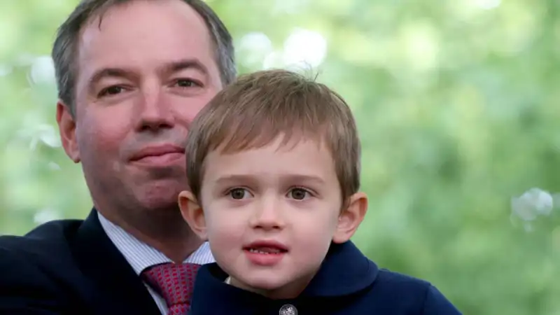 El príncipe Carlos en los brazos de su padre Guillermo
