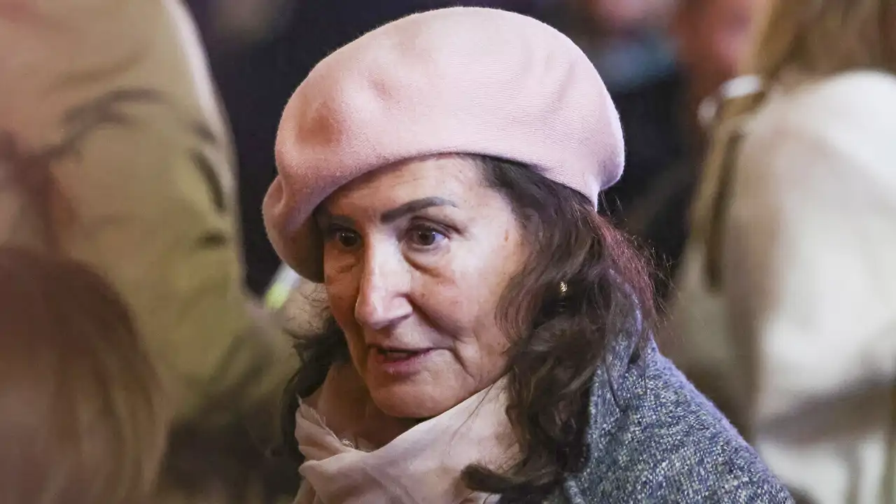 Paloma Rocasolano con un gorro rosa