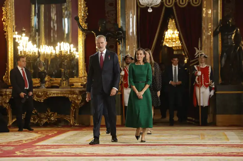 Los Reyes y sus hijas entrando en el Salón del Trono