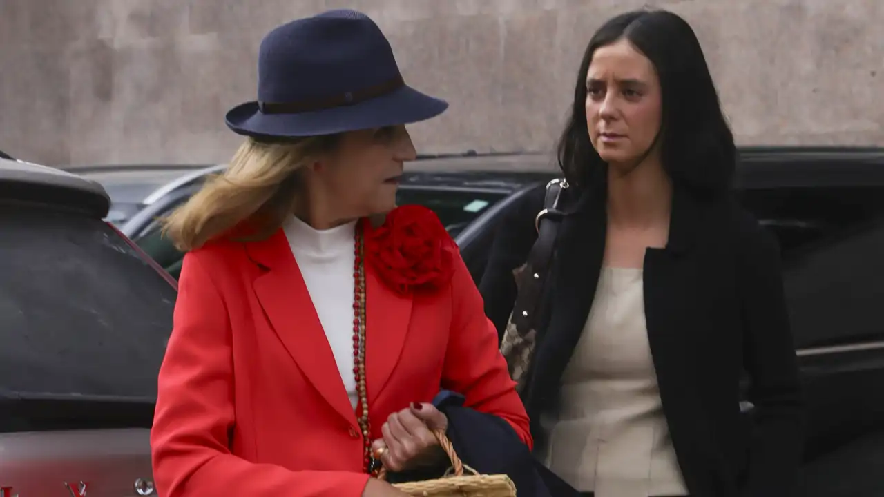 Del bolso patriótico de la Infanta Elena al hobo de Gucci de Victoria Federica: duelo de complementos en Las Ventas 