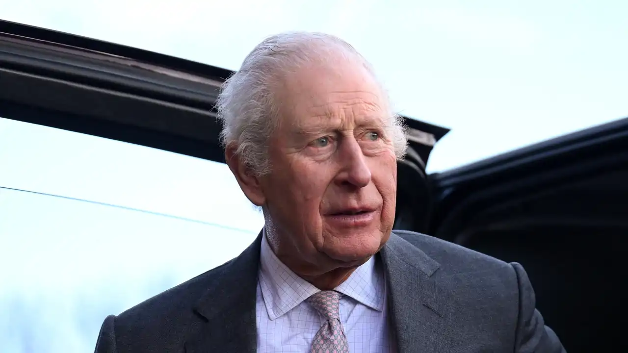 El Rey Carlos III sale de su coche