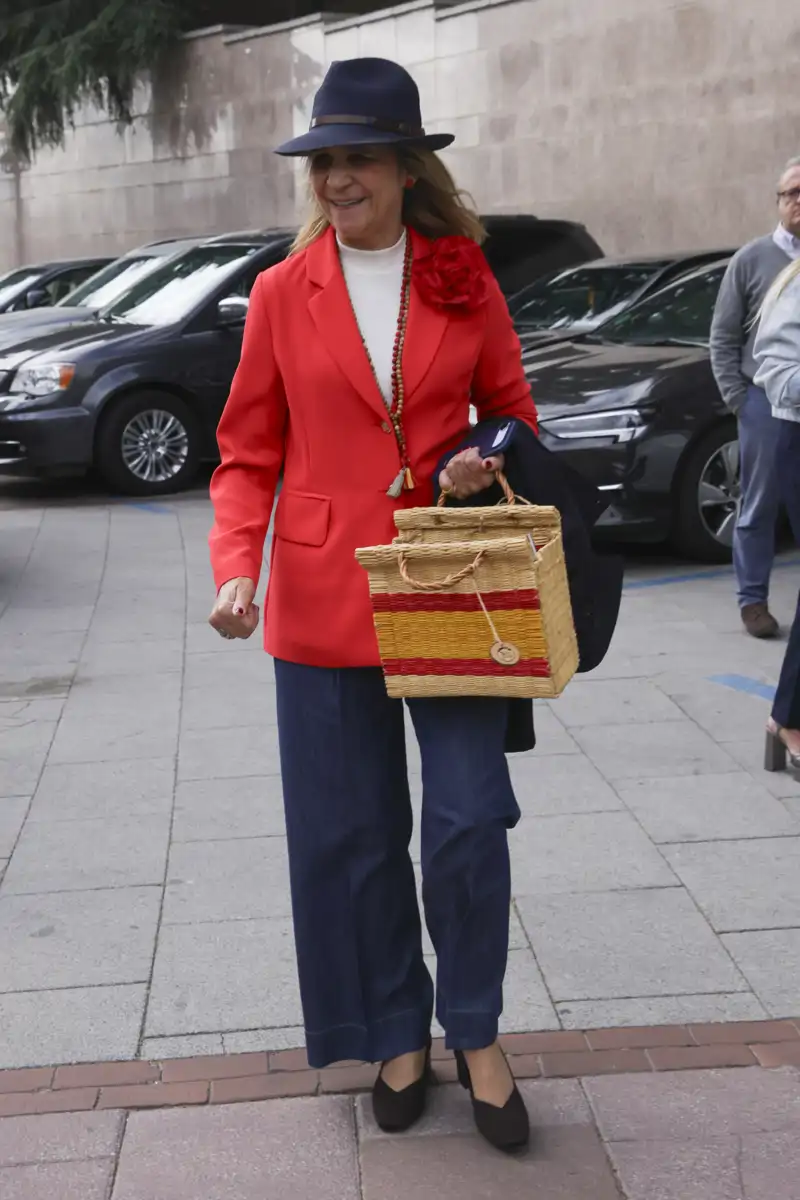 Infanta Elena el Día de la Hispanidad con un bolso patriótico 