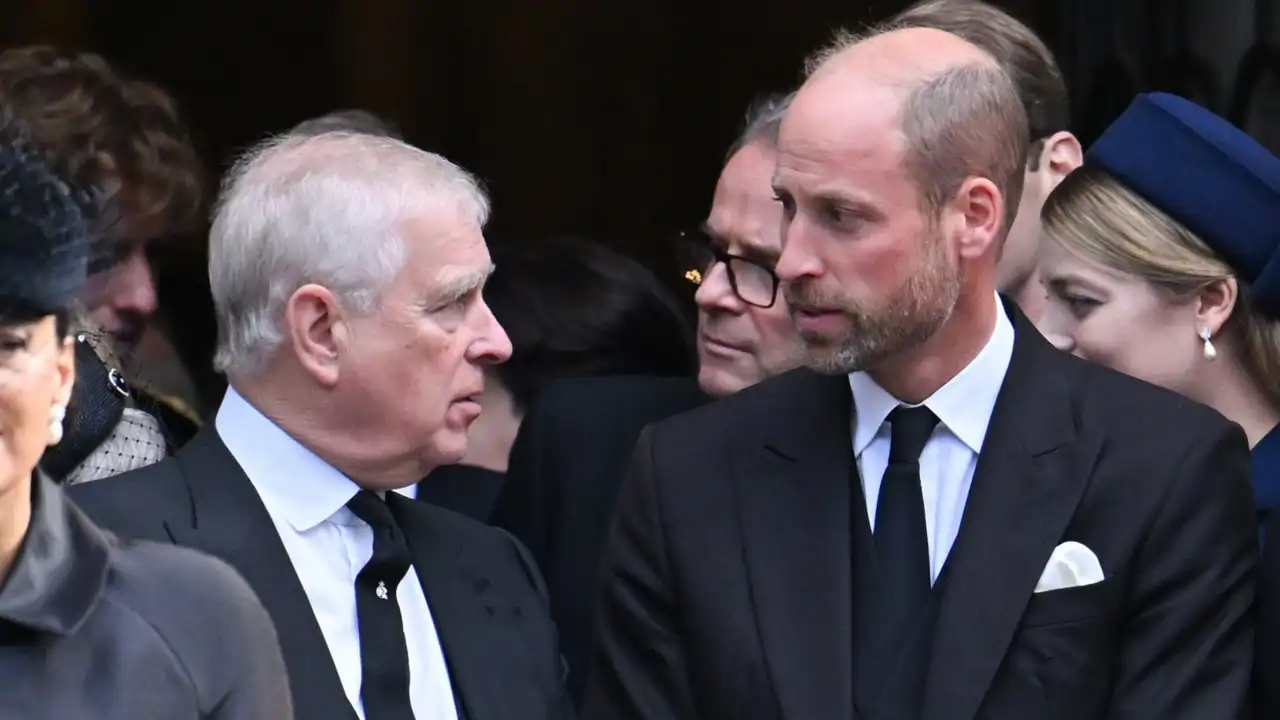 El Príncipe Andrés habla con el Príncipe Guillermo durante el funeral de la Duquesa de Kent