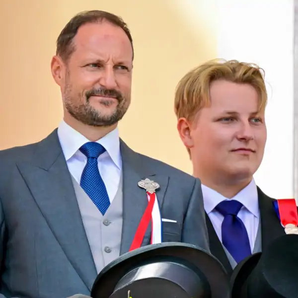 Haakon de Noruega y el príncipe Sverre Magnus en el Día Nacional