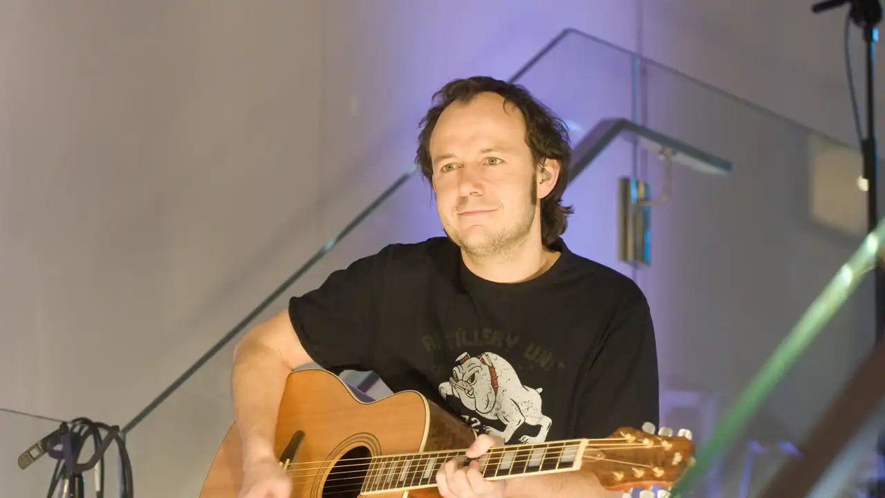 Hijo de un histórico del PSOE que creció como objetivo de ETA: La otra historia de Pablo Benegas, que abandona La Oreja de Van Gogh