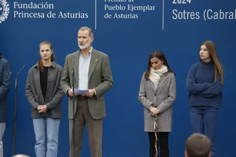 Los Reyes Felipe y Letizia junto a la Princesa Leonor y la Infanta Sofía en Sostres, Asturias.