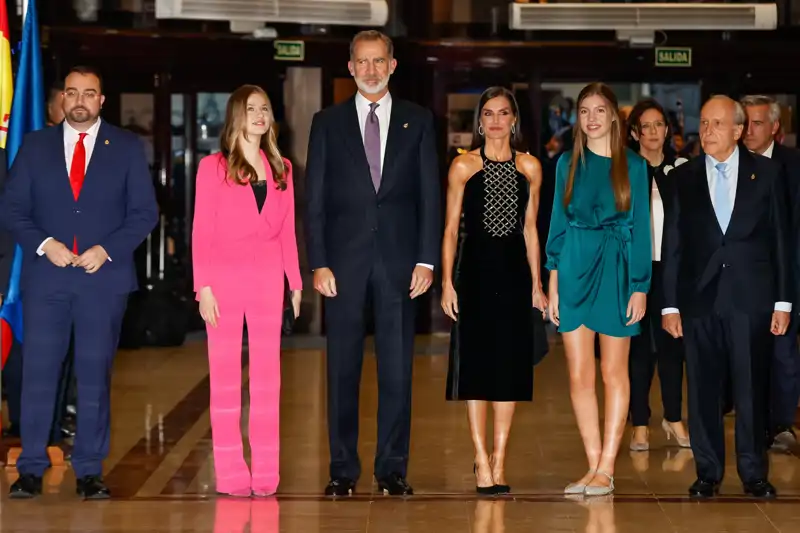 Sus Majestades los Reyes Felipe VI y Letizia junto a sus hijas, la Princesa Leonor y la Infanta Sofía