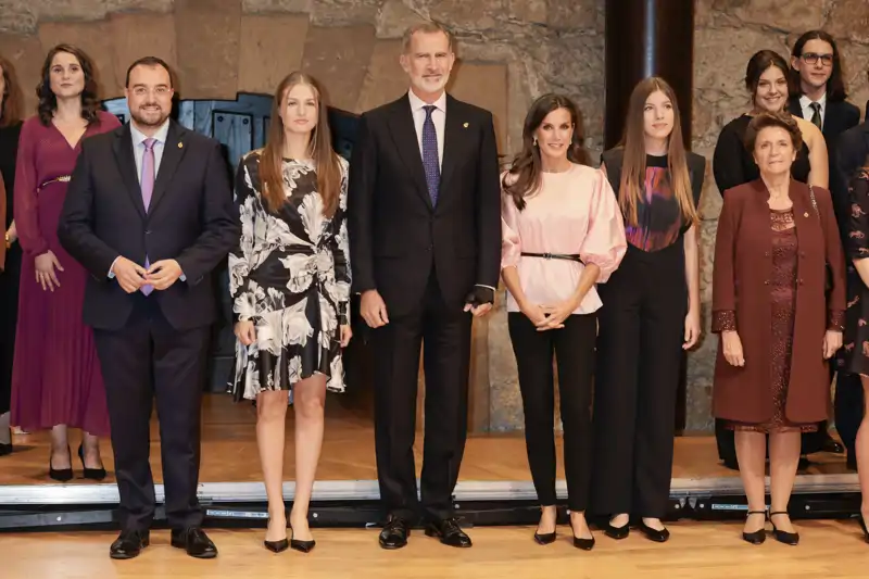 Sus Majestades los Reyes Felipe VI y Letizia junto a sus hijas, la Princesa Leonor y la Infanta Sofía