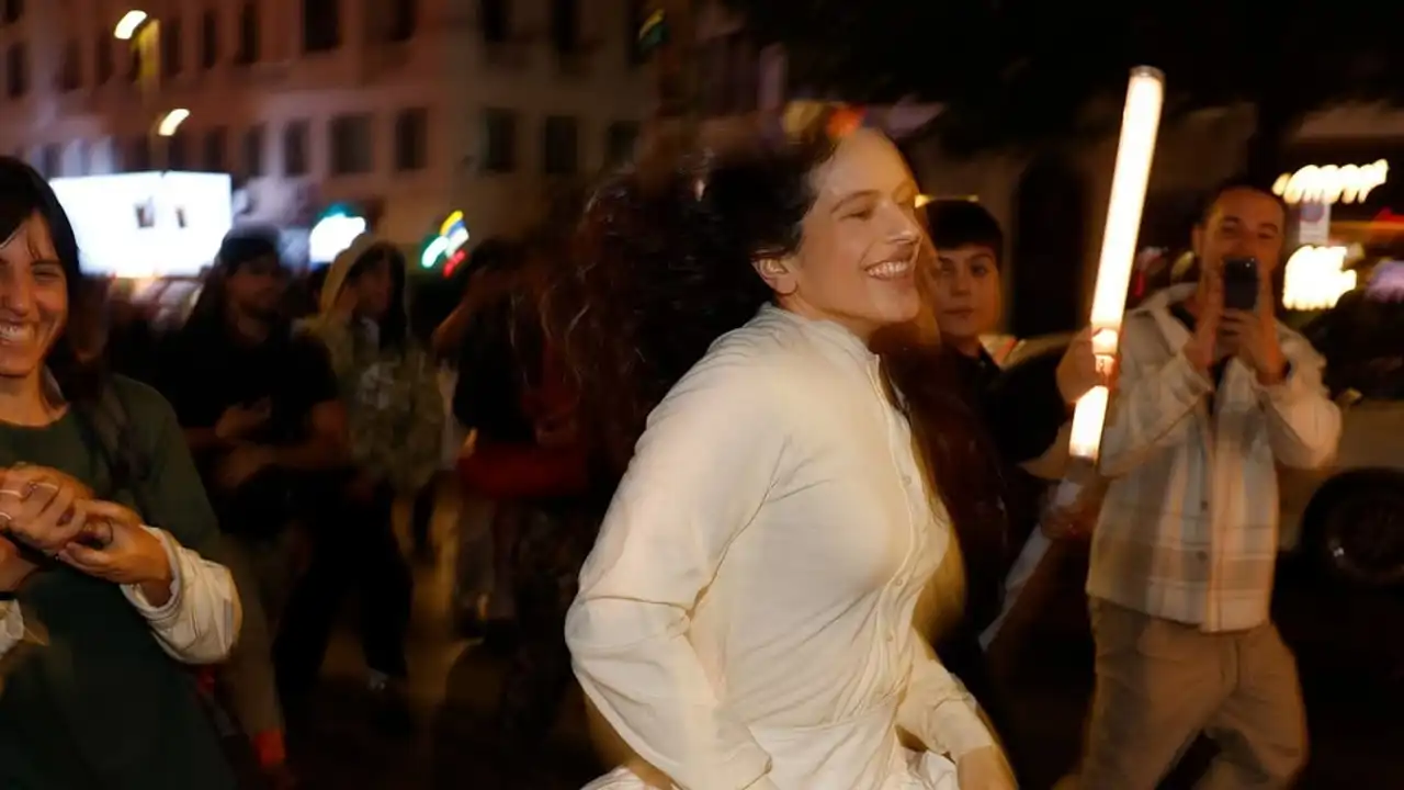 Rosalía revoluciona el centro de Madrid con el lanzamiento de su nuevo disco: colapsa Callao y es perseguida por cientos de fans