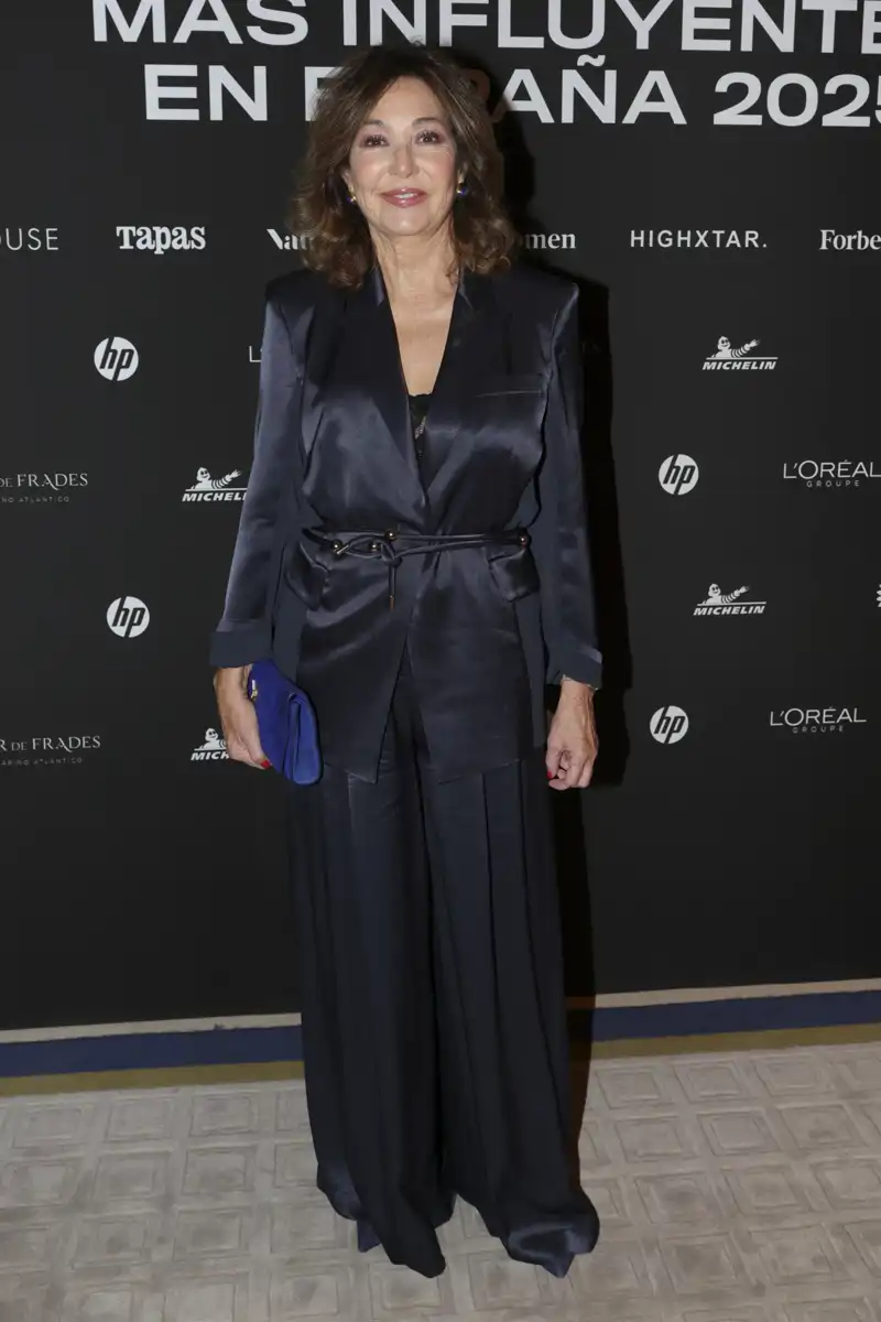 Ana Rosa Quintana Arrasa En La Alfombra Roja De Los Forbes Traje De ana-rosa-quintana-arrasa-en-la-alfombra-roja-de-los-forbes-traje-de