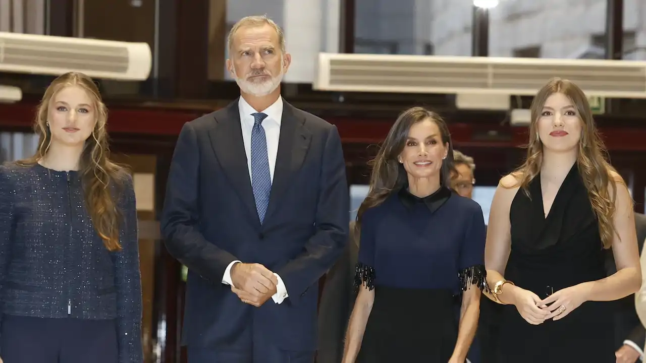 Las mejores fotos de los Reyes, Leonor y Sofía en el concierto previo a los Premios Princesa de Asturias: de su encuentro con la orquesta al baño de masas