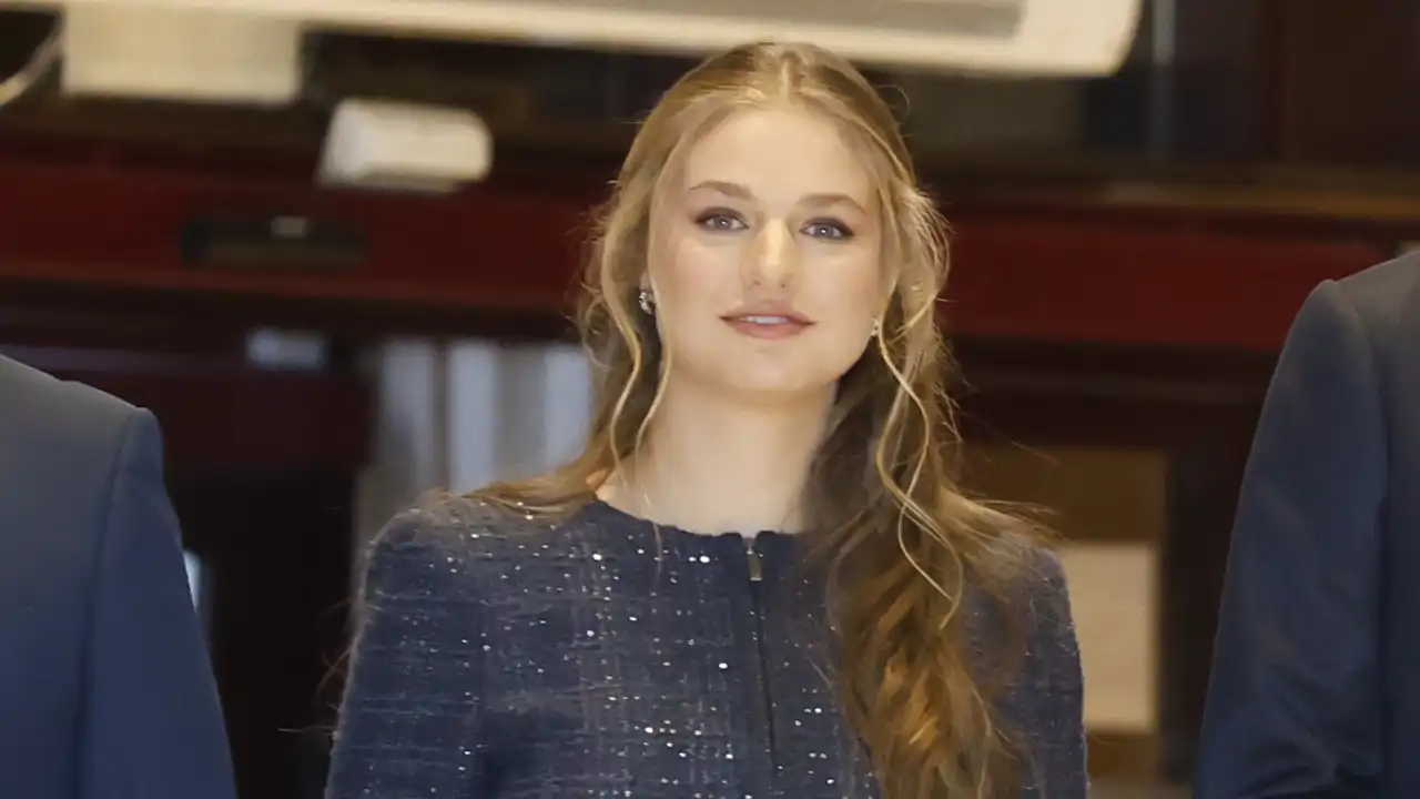La Princesa Leonor arrasa con la chaqueta tipo tweed perfecta para las próximas fiestas: con destellos metalizados y en azul marino