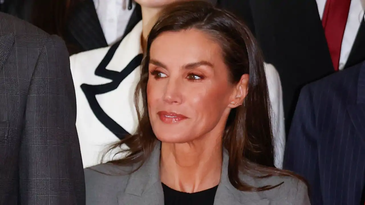 La Reina Letizia cambia de rumbo en Asturias: de los conjuntos lady al traje ejecutivo más severo
