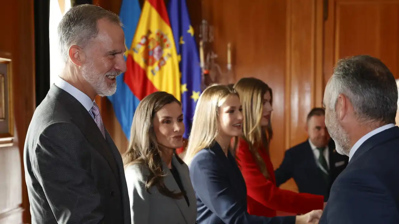 De la divertida anécdota del Rey Felipe a una inesperada baja: así ha sido la audiencia de los Reyes con los premiados