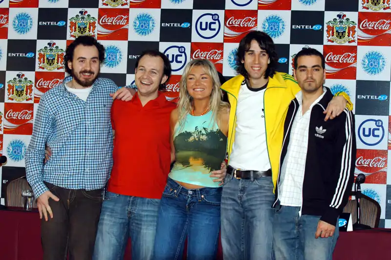 Después de 17 años de ausencia La Oreja de Van Gogh vuelve a tener a Amaia Montero como vocalista, eso sí, en esta ocasión sin Pablo Benegas (de rojo). 