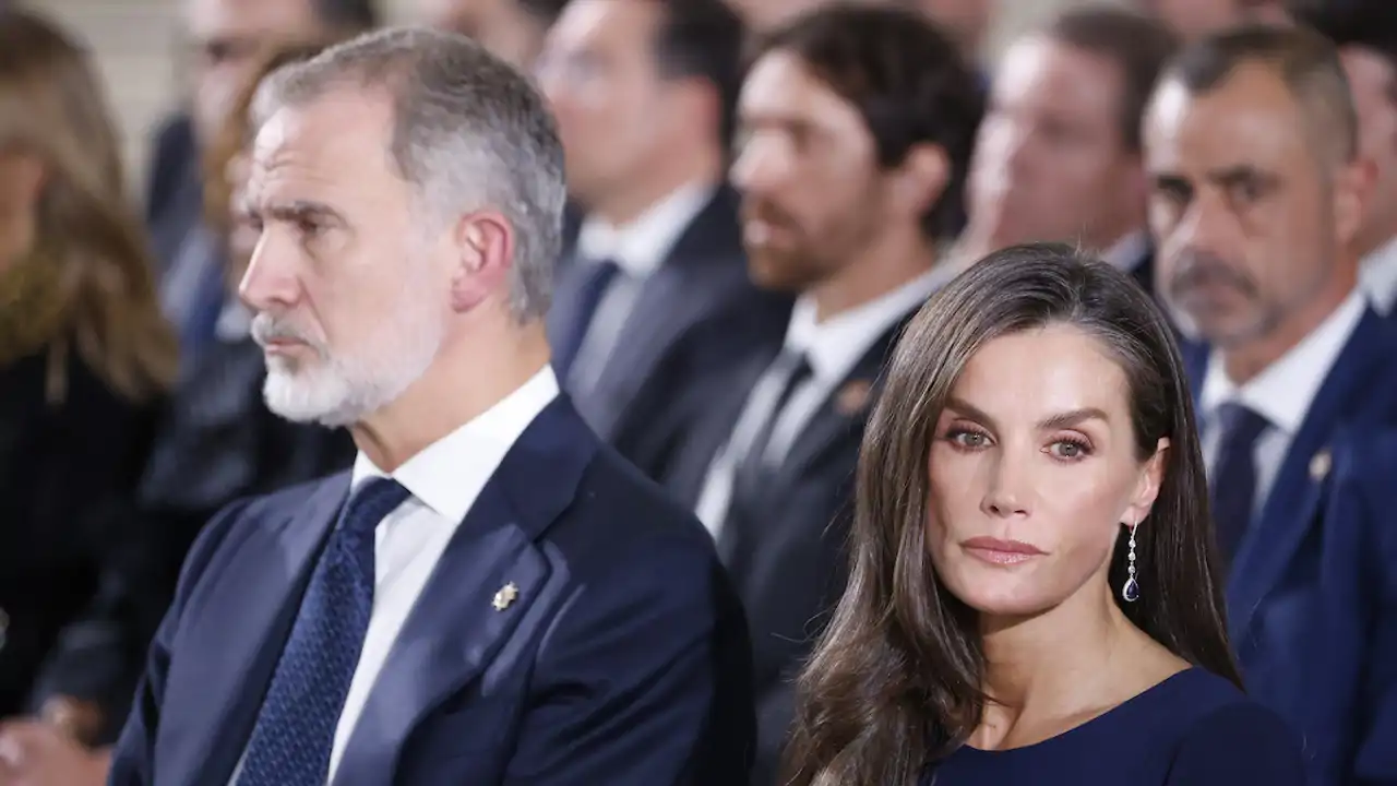 Los Reyes presiden el funeral de Estado por las víctimas de la DANA: de la emoción de Letizia a la seriedad de Felipe VI en su encuentro con los familiares