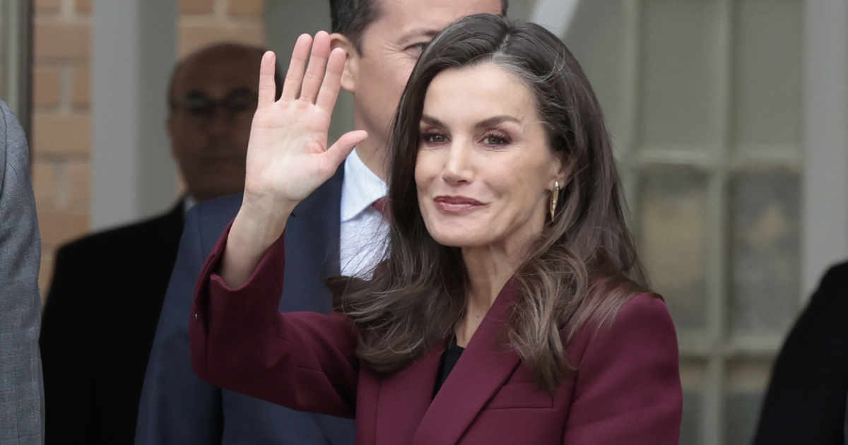 Los gestos más solidarios de la Reina Letizia tras la Dana: del vestido que  rescató del barro a su apoyo al comercio local