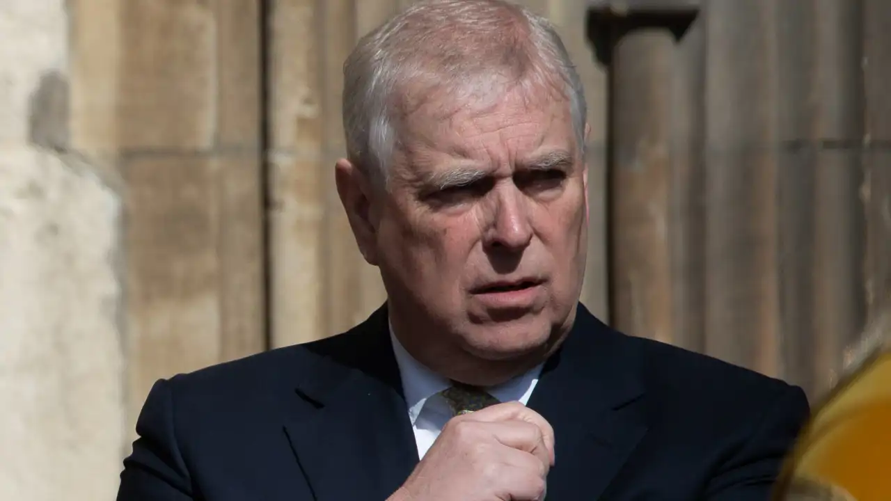 Princ Andrew izgubil nazive in rezidenco zaradi povezav z Epsteinom