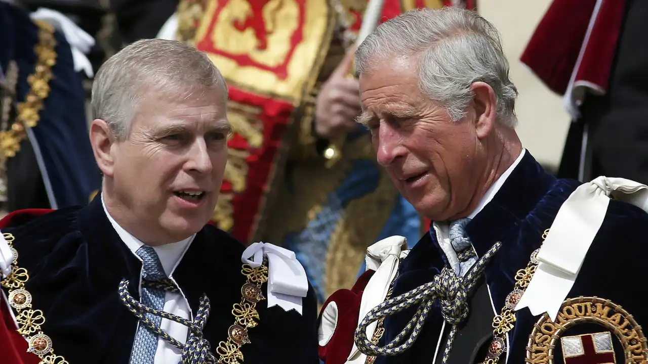 El Rey Carlos III emite un comunicado urgente: retira el título de Príncipe a Andrés y le expulsa del Royal Lodge