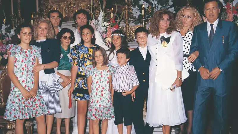 Amador Mohedano, Rosa Benito y el resto de los Jurado, con Rocío Jurado a la cabeza, junto a Pedro Carrasco, Rocío Carrasco y el resto de primos. SEMANA