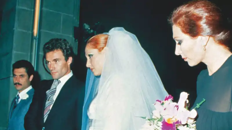 Amador Mohedano y Rosa Benito en su boda, con Rocío Jurado a la derecha, que ejerció como madrina del enlace clave que unió al hermano de la más grande y Rosa durante 35 años. SEMANA
