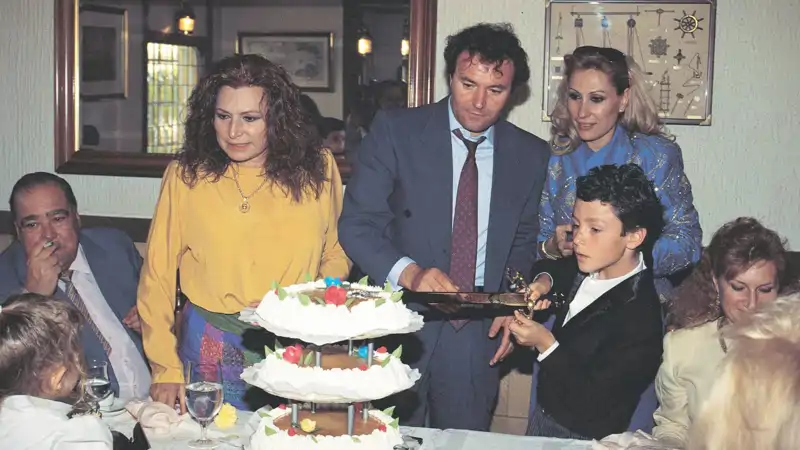 Cumpleaños en casa de Los Jurado. En la imagen, los tres hermanos jurado, con Amador Mohedano en el centro, Rosa Benito a su lado y sus hermanas a cada costado, Gloria y Rocío Jurado