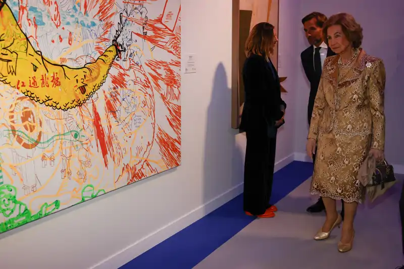 La Reina Sofía admira el arte de la exposición premiada