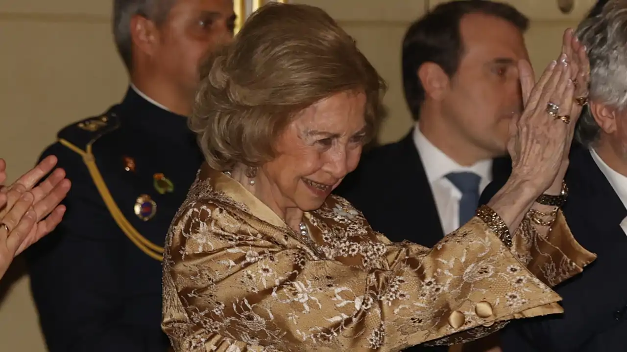 La Reina Sofía devuelve el aplauso con que la reciben en el Palacio Real