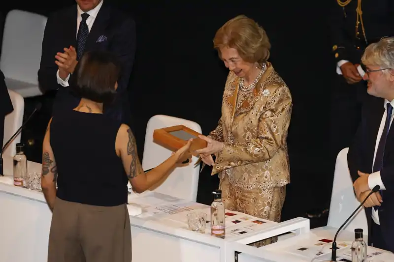 La Reina Sofía entrega unos premios en el Palacio Real