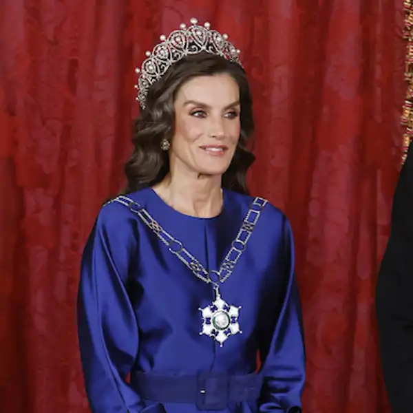 La Reina Letizia, elegantísima y todo al azul, se viste de gala para recibir al Sultán de Omán: vestido 'made in Spain', chatones y la Tiara Rusa