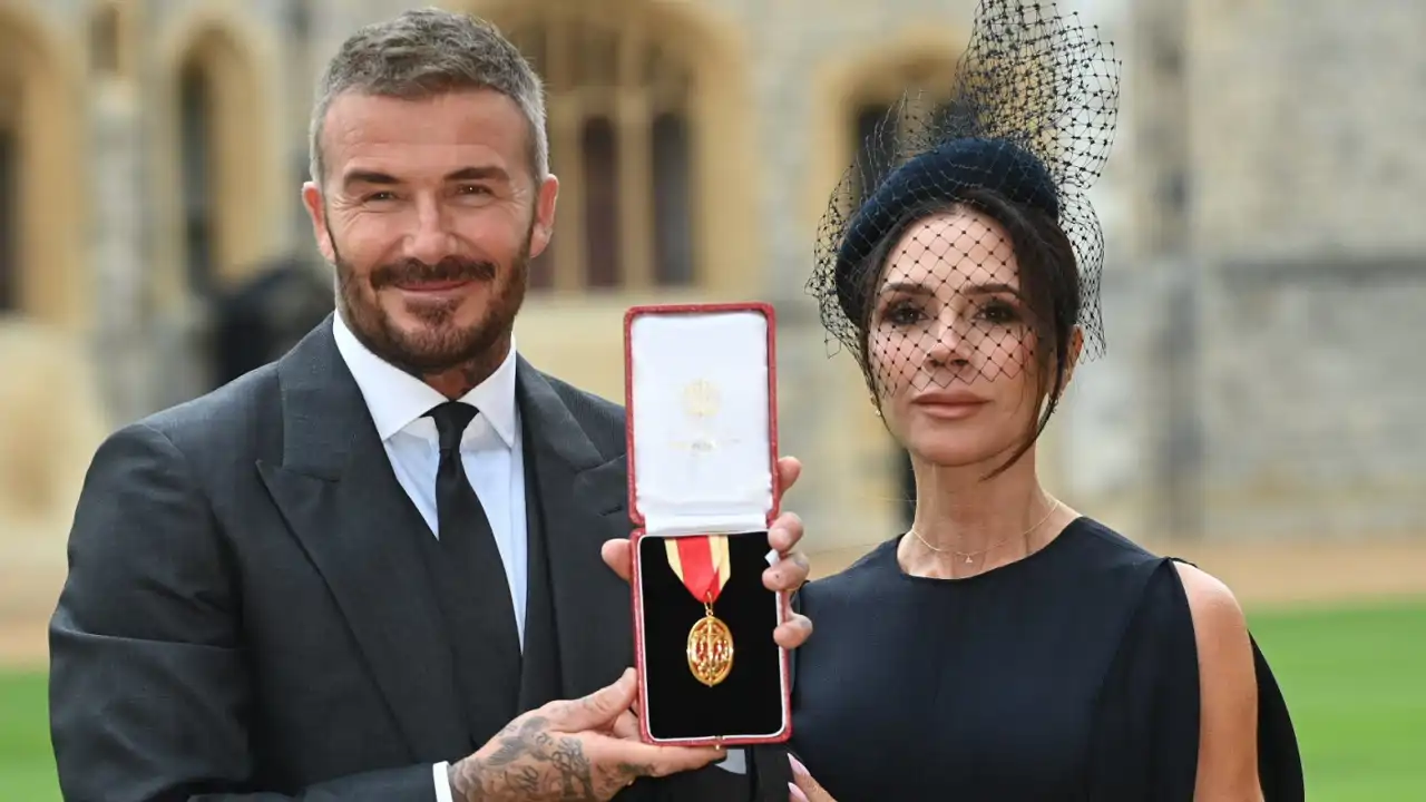 Victoria Beckham arrasa con su estilismo en el Castillo de Windsor: tocado, reloj de perlas y un vestido que ya llevó la Reina Letizia