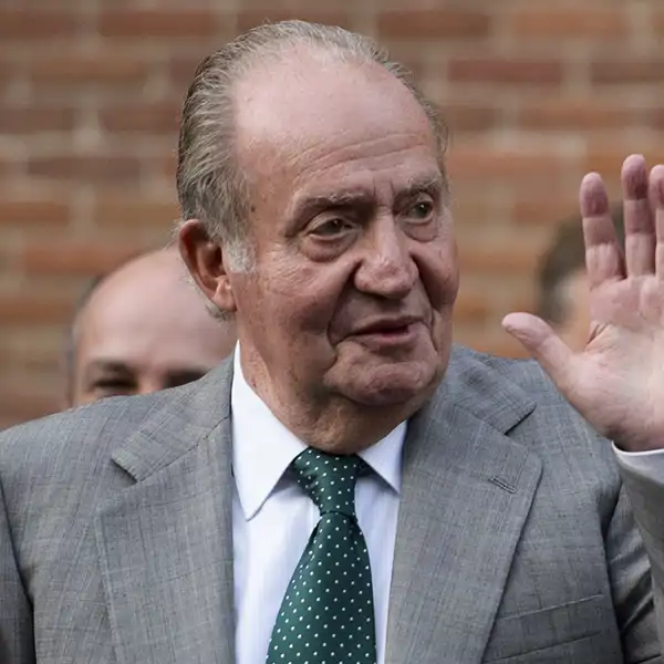 El Rey Juan Carlos, con traje y corbata, saluda amablemente a la prensa