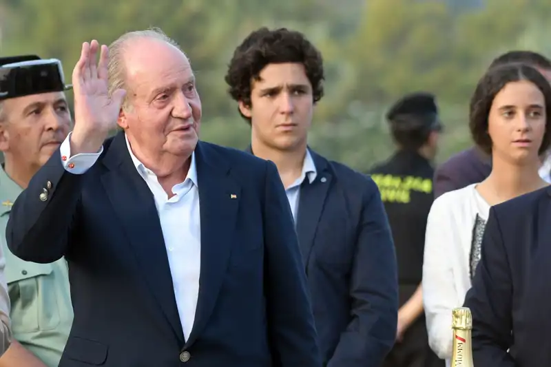 El Rey Juan Carlos junto a sus nietos, Froilán y Victoria Federica, en una foto de archivo.