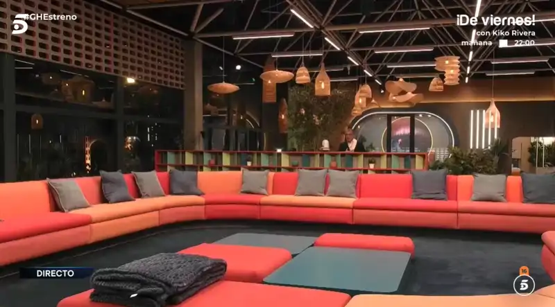 El sofá circular protagonista de las galas de 'GH'