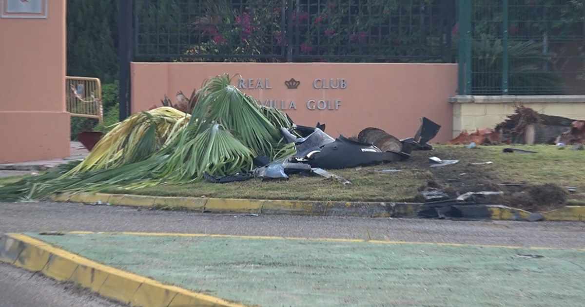 Las impactantes imágenes del accidente de Cayetano Rivera en Sevilla: así  ha quedado la rotonda donde estrelló su vehículo