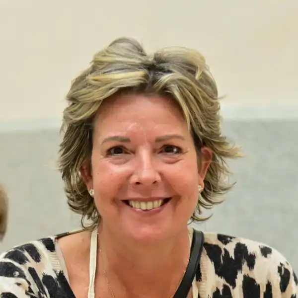 Simoneta Gómez-Acebo, muy sonriente y feliz, en el rastrilo Nuevo Futuro.