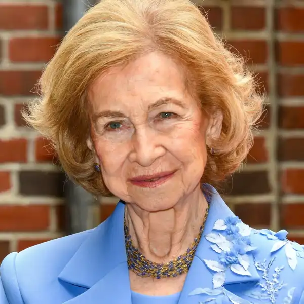 La Reina Sofía apuesta de nuevo por el traje del banquete de Almeida y Teresa Urquijo