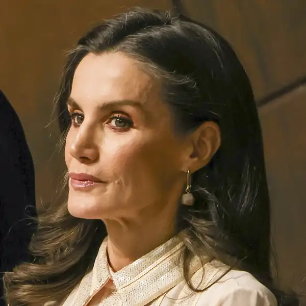 La Reina Letizia, con gesto serio durante una ópera en Bilbao