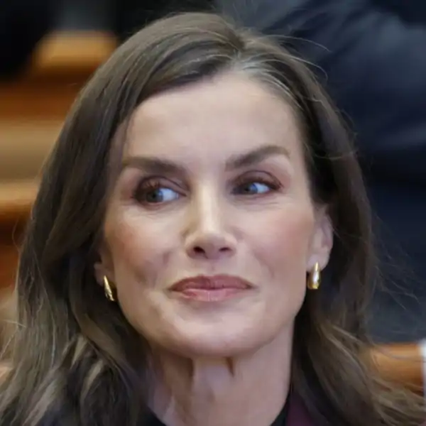 La Reina Letizia deslumbra en la Universidad de Estudios Extranjeros de Pekín
