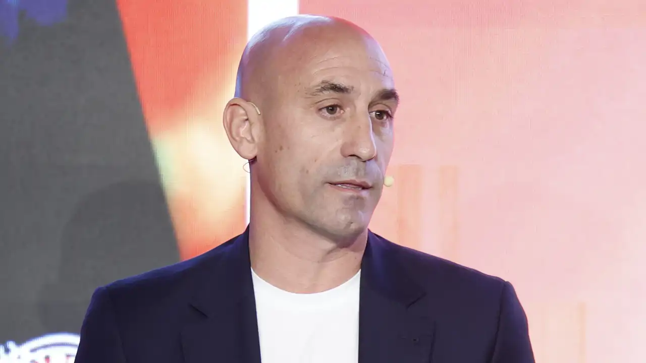 Agreden a Luis Rubiales durante la presentación de su libro: "Me he asustado mucho"