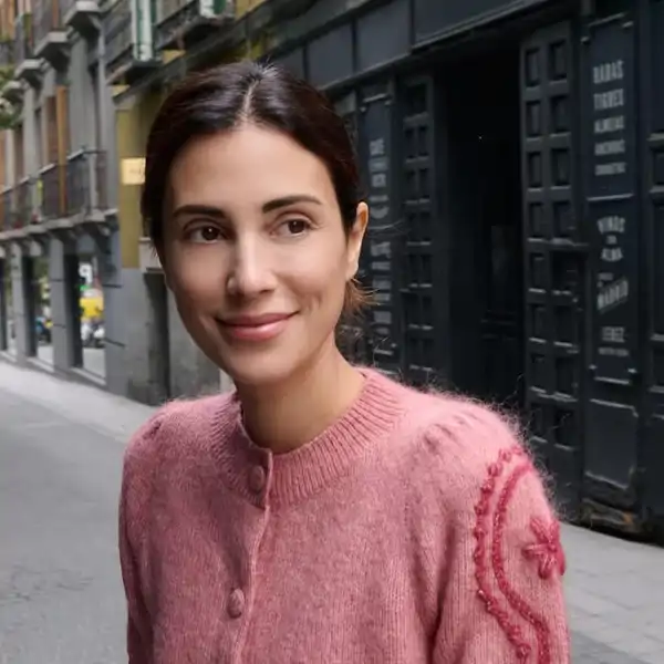 Sassa de Osma estrena las Mary Janes rojas de la firma favorita de la Reina Letizia que arrasan este otoño entre las pijitas de Madrid 