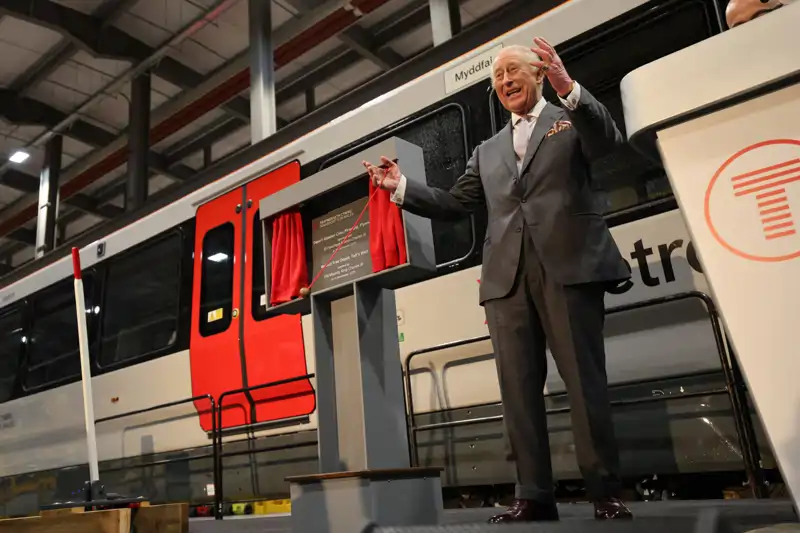 Carlos III descubre la placa de inauguración del Metro en Gales