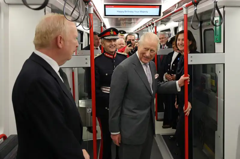 Carlos III inaugura el transporte de tranvía de Gales