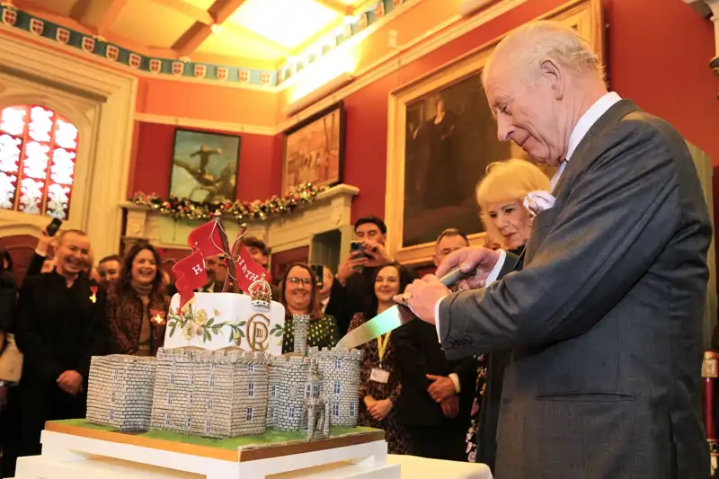 Carlos III y Camila cortan su tarta de cumpleaños de castillo en Gales