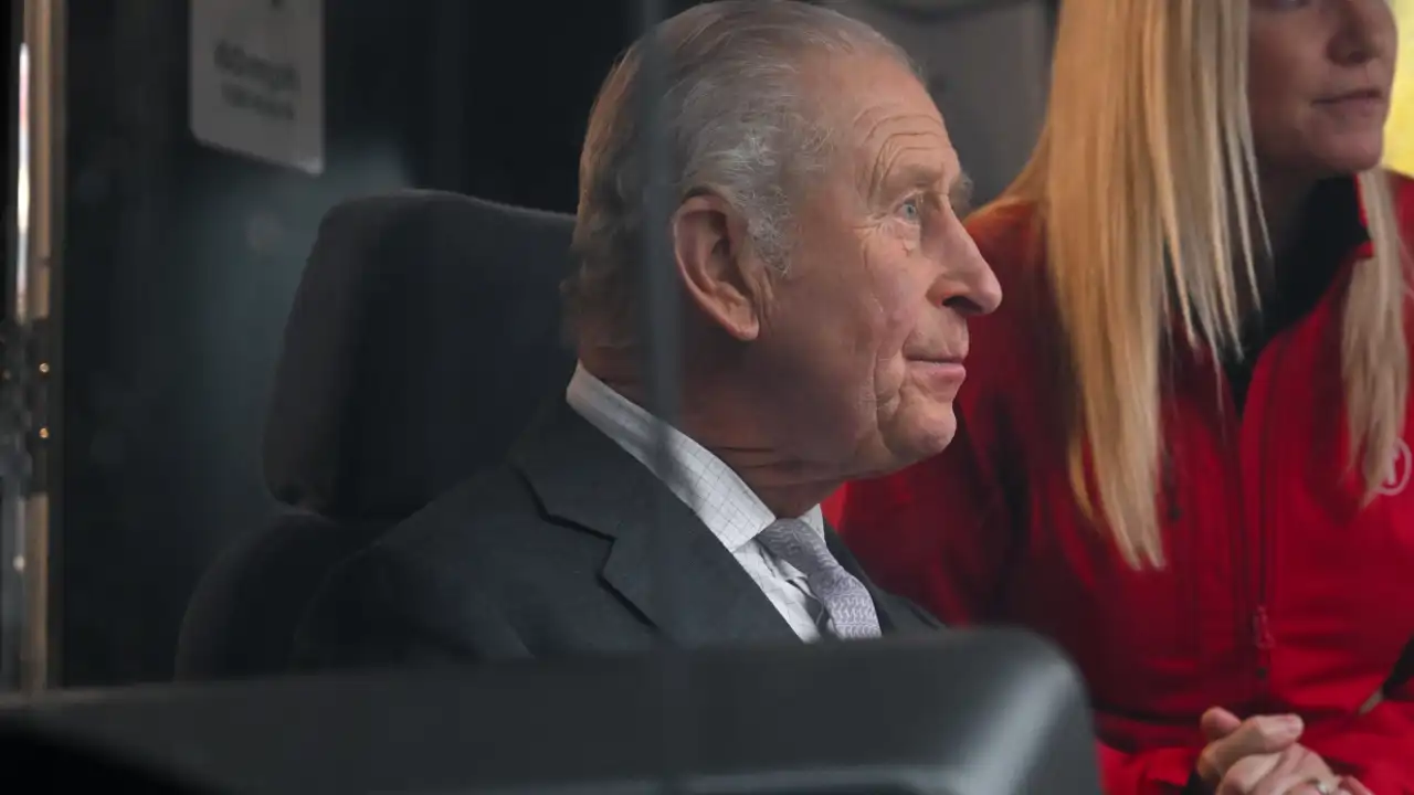 El rey Carlos III a los mandos del Metro de Gales