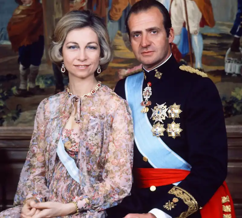 El Rey Juan Carlos, que acaba de lanzar sus memorias 'Reconciliación' y la Reina Sofía en un posado. 