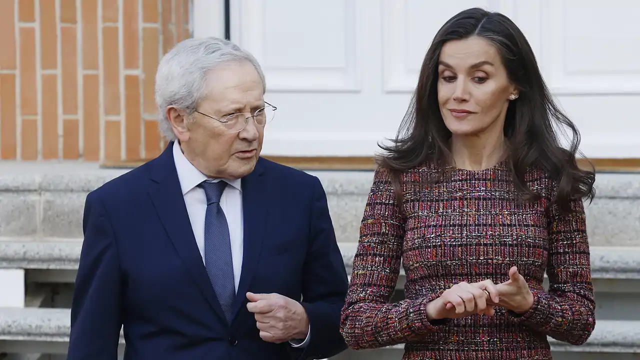 Fernando Ónega y la Reina Letizia a la salida de una audiencia en Zarzuela