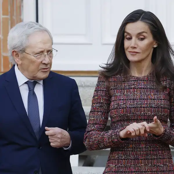 Fernando Ónega y la Reina Letizia a la salida de una audiencia en Zarzuela